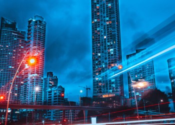 Cidade com iluminação acesa.